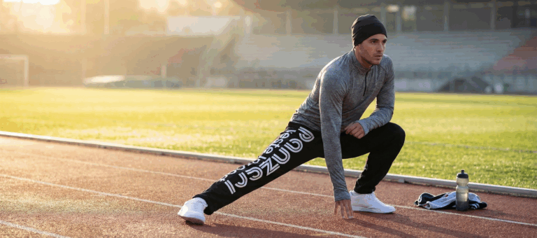 sportif en entraînement sur une piste d'athlétisme